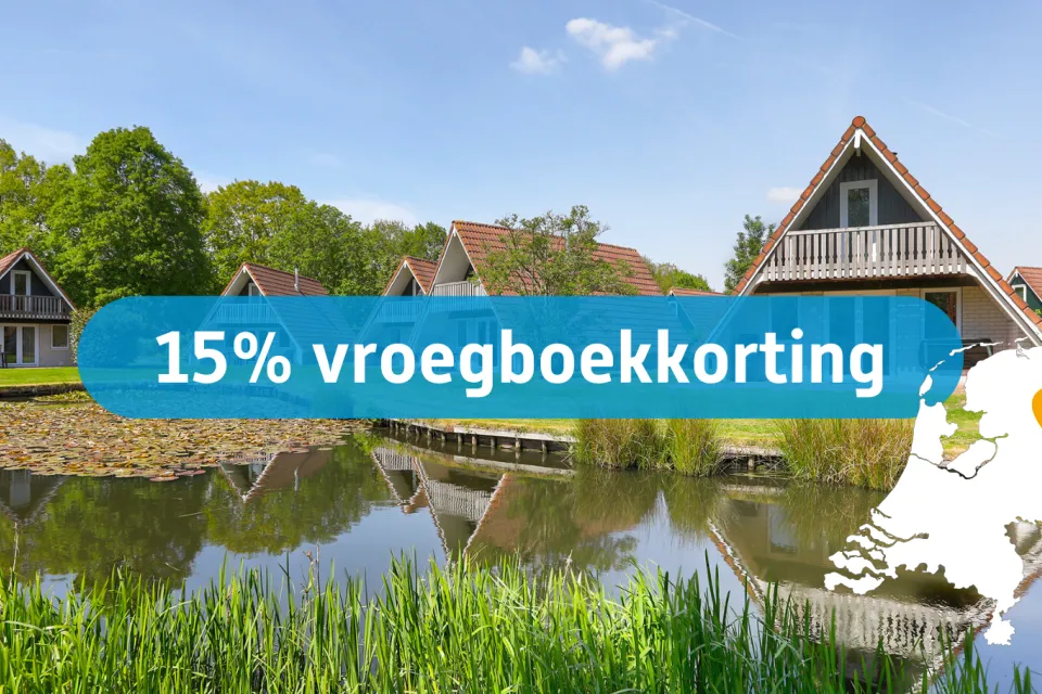 Actiebanner 15 procent vroegboekkorting over een foto van woningen aan een vijver
