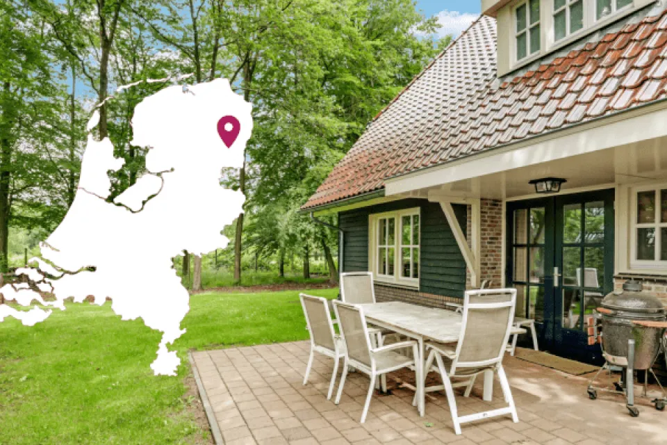 Kaart van Nederland met een locatiespeld over een foto van een villa met terras