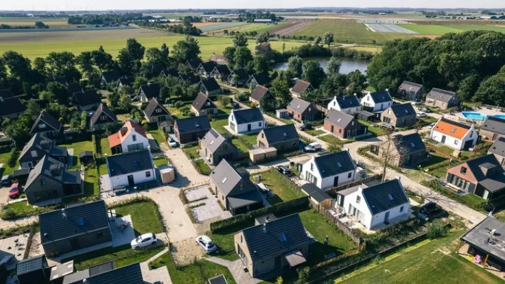 Luchtfoto van de vakantiehuizen met tuinen en paden op het park