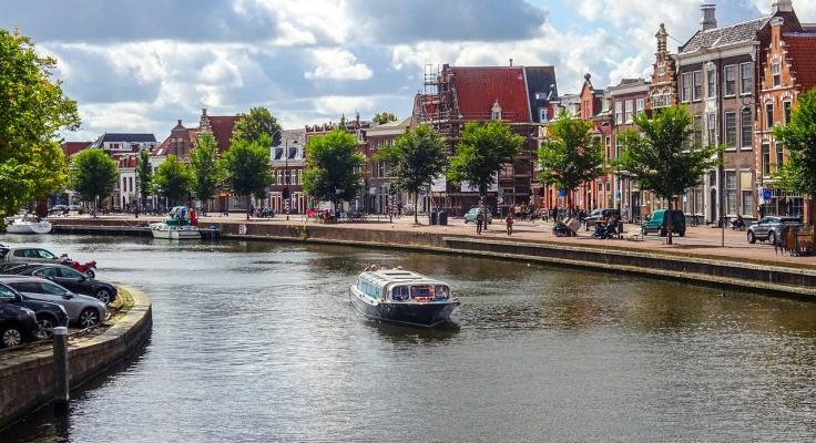 Grachten met rondvaartboot in Haarlem
