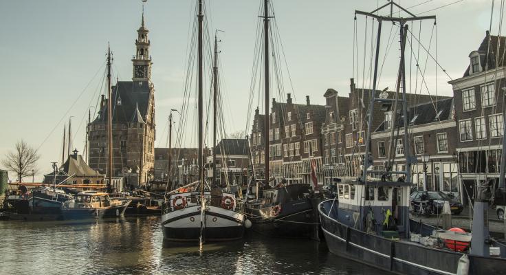 Oude VOC schepen in de haven van Hoorn